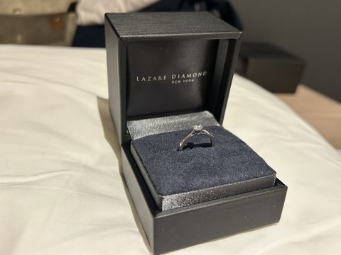 【ラザール ダイヤモンド(LAZARE DIAMOND)の口コミ】 ダイヤモンドがとても輝いていてとても綺麗です。
店員さんの話によると、…