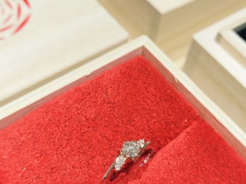 【出雲結(いずもゆい)の口コミ】 運命の赤い糸で縁を結ぶというコンセプトに惹かれました。ピンクゴールド…