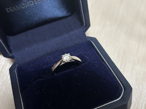 【銀座ダイヤモンドシライシの口コミ】 横にメレダイヤとかはなく一粒ダイヤのデザインとしたことで、メインとな…
