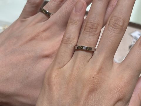 【ブルガリ(BVLGARI)の口コミ】 直線的なデザインでシンプルながらも贅沢にプラチナを使ったリングで存在…