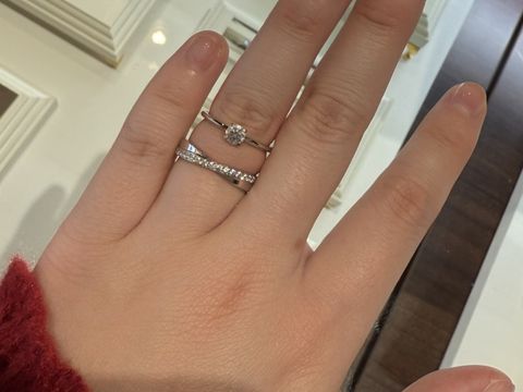 【OGAKI SASHIGEN(大垣さし源)の口コミ】 婚約指輪と重ねづけがしたくて、婚約指輪のダイヤモンドが溝にハマりやす…