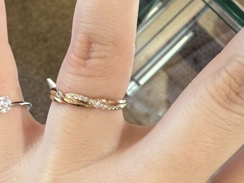 【Quand de Mariage(クワンドゥマリアージュ)の口コミ】 うねっとしたデザインが気になっていたのでこちらを選びました。
ローズの…