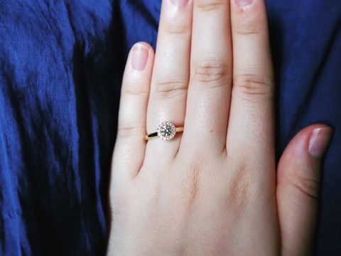 【アイプリモ(I-PRIMO)の口コミ】 指輪はダイヤ大きめの一石の周りを小さいダイヤが囲むデザインが気に入っ…