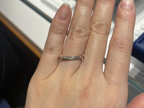 【銀座ダイヤモンドシライシの口コミ】 ストレートに斜めにダイヤモンドがあしらわれたデザインが好みでHPから見…