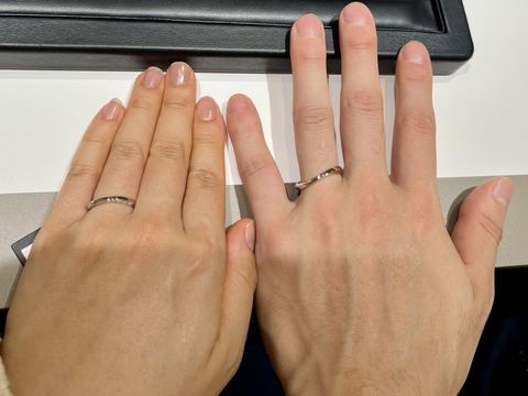 【ラザール ダイヤモンド(LAZARE DIAMOND)の口コミ】 完全なストレートではなくゆるくウェーブのかかったデザインで、上下から…