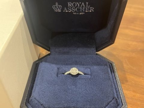 【ROYAL ASSCHER(ロイヤル・アッシャー)の口コミ】 真ん中のダイヤの周りに囲っているダイヤがあるので、カラット数よりも大…