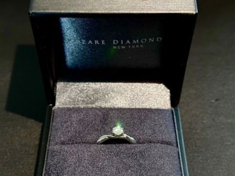 【ラザール ダイヤモンド(LAZARE DIAMOND)の口コミ】 シンプルですが少し個性のあるデザインのものを探していたところ、とても…