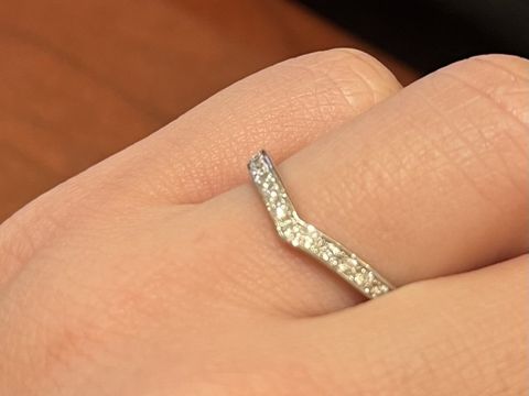 【TRECENTI(トレセンテ)の口コミ】 エタニティリングを探しておりました。指が短いため、V字の方が似合うので…