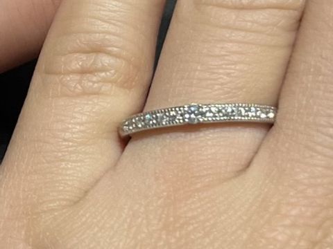 【エクセルコダイヤモンド(EXELCO DIAMOND)の口コミ】 ハーフエタニティで真ん中にダイヤモンドが大きく一粒ついてあるデザイン…