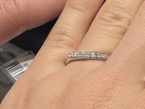 【銀座ダイヤモンドシライシの口コミ】 エタニティリングを探していてこちらのデザインが気になりました。斜めの…