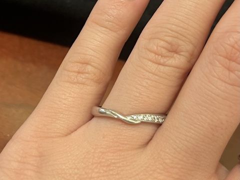 【TRECENTI(トレセンテ)の口コミ】 指が短く小さいのでV字デザインが指が綺麗に見えたので選びました。プラチ…