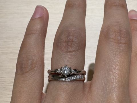 【BONDS(ボンズ)の口コミ】 最初はストレートで探していましたが、婚約指輪と一緒につけた時の相性が…