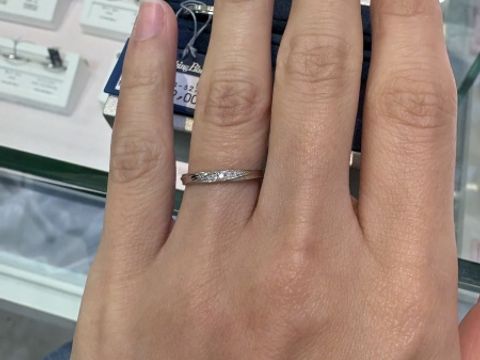 【Something Blue(サムシングブルー)の口コミ】 ダイヤが流れるように入っているのがいちばんのお気に入りポイントです。…