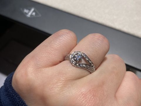 【ヴァン クリーフ＆アーペル(Van Cleef & Arpels)の口コミ】 年齢を重ねてもずっと着けられるように、ザ婚約指輪というデザインではな…