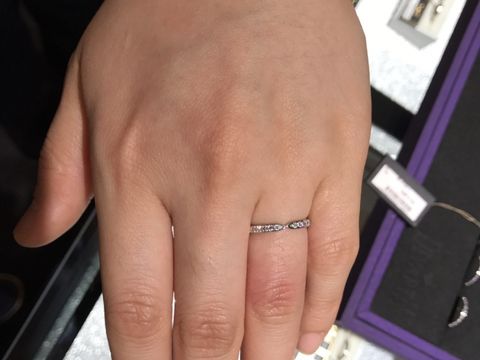 【HOSHI no SUNA 星の砂(ほしのすな)の口コミ】 マリッジリングとしては、ダイヤが入っているので派手かなぁと一見思いま…