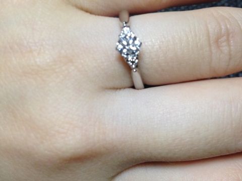 【銀座ダイヤモンドシライシの口コミ】 センターダイヤモンドのサイドに小さなメレダイヤがあるので、センターの…