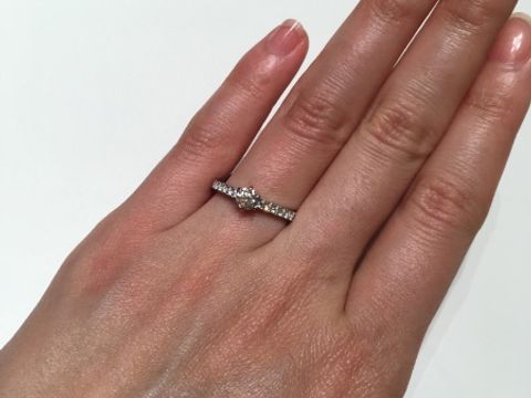 【ラザール ダイヤモンド(LAZARE DIAMOND)の口コミ】 一粒ダイヤなどいろんなデザインを他店舗でも試着したりネットで調べた結…