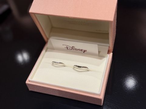 【ケイウノ ブライダル(K.UNO BRIDAL)の口コミ】 メレダイヤの両脇にミッキーとミニーがいて、ディズニー好きにはぴったり…