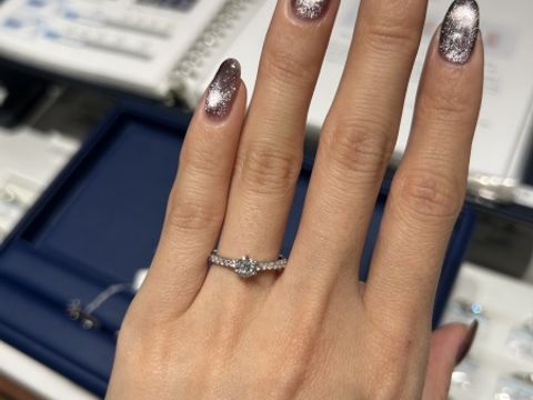 【銀座ダイヤモンドシライシの口コミ】 キラキラな指輪のデザインで探していました。ハーフエタニティでもデザイ…