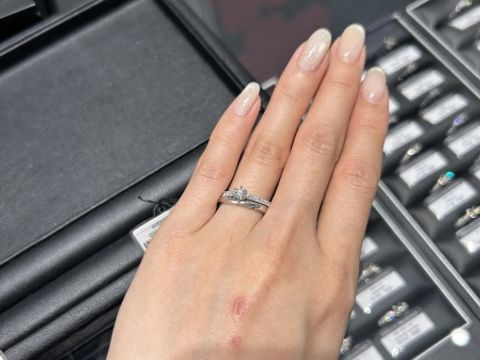 【エクセルコダイヤモンド(EXELCO DIAMOND)の口コミ】 婚約指輪との重ね付けで考えていたため、ストレートでかつ動きのあるもの…