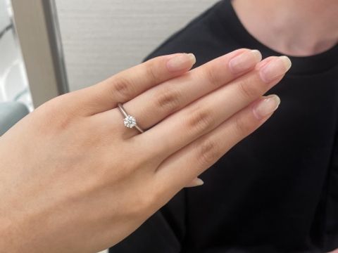 【ティファニー(Tiffany & Co.)の口コミ】 シンプルなデザインの婚約指輪を探していました。やはりティファニーの指…