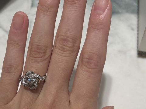 【ブシュロン(BOUCHERON)の口コミ】 お花のデザインがとても可愛い指輪です。真ん中のダイヤの大きさを選ぶこ…