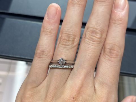 【ROYAL ASSCHER(ロイヤル・アッシャー)の口コミ】 ルフトという指輪で正面から見ても素敵なのですが横から見たデザインがエ…