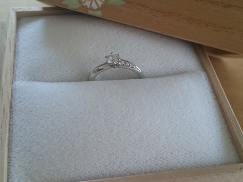 【CAFERING(カフェリング)の口コミ】 試着したときに派手すぎず地味すぎず、ちょうど良いデザインだと感じまし…