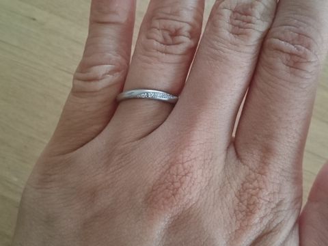 【CAFERING(カフェリング)の口コミ】 婚約指輪をここで購入したため、きっと素敵なものがあるだろうと思い探し…