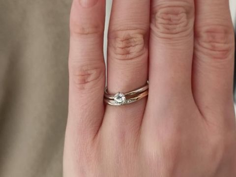 【俄(にわか)の口コミ】 華美過ぎないものが好みだったので、形はソリティアかメレがいいと考えて…