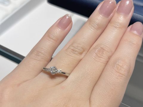 【銀座ダイヤモンドシライシの口コミ】 メインのダイヤの周りのアシンメトリーなデザインが可愛らしいです！
結婚…