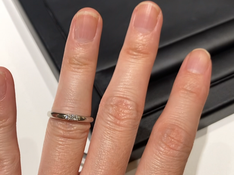 【ラザール ダイヤモンド(LAZARE DIAMOND)の口コミ】 指輪の表面だけでなく、側面にもダイヤが埋め込まれているのがあまり見な…