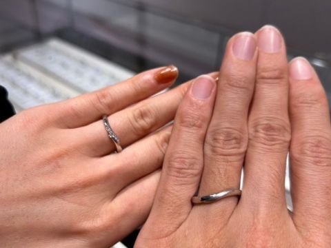 【アイプリモ(I-PRIMO)の口コミ】 婚約指輪を重ねづけしたときに、合うようなウェーブのカーブがちょうど良…