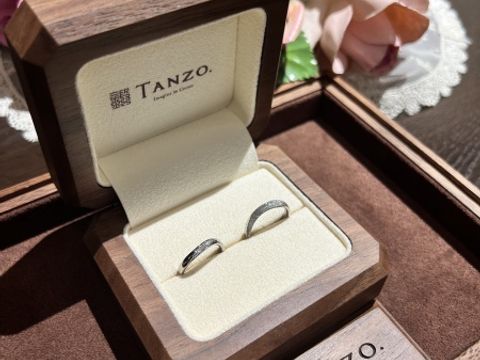【TANZO.(鍛造指輪)の口コミ】 全てフルオーダーメイドなので、ダイヤの数やカラーダイヤを入れる位置ま…