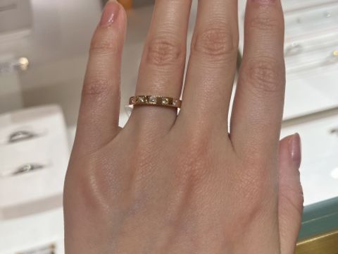 【ブルガリ(BVLGARI)の口コミ】 ゴールドで細すぎないデザイン、5つのダイヤがキラキラしているところが気…