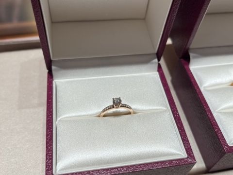 【ブルガリ(BVLGARI)の口コミ】 ピンクゴールドにハーフエタニティリング、真ん中に0.3カラットのダイヤが…