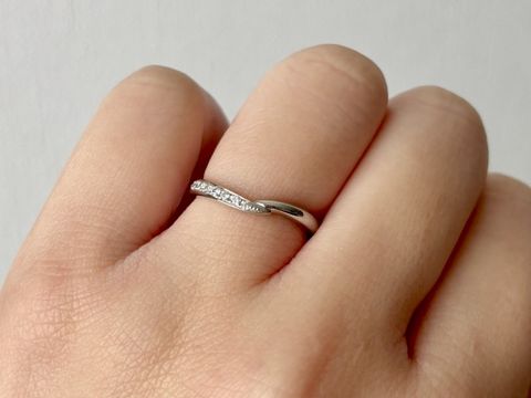 【ケイウノ ブライダル(K.UNO BRIDAL)の口コミ】 他ではあまり見ないデザインではありつつ、指を長く綺麗に見せてくれるデ…