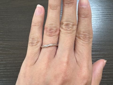 【nocur(ノクル)の口コミ】 婚約指輪とつけた時に相性がいいウェーブで探していました。価格もそこま…