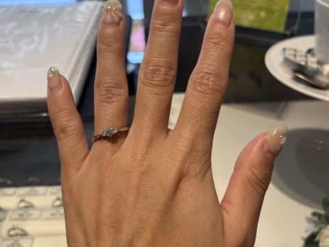 【銀座ダイヤモンドシライシの口コミ】 ブーケロココという名前らしく、花のブーケをイメージした指輪です。立て…