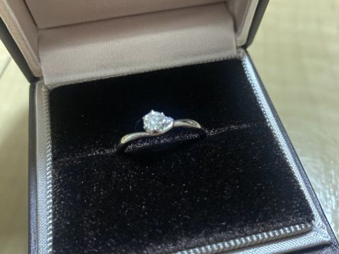 【アイプリモ(I-PRIMO)の口コミ】 シンプルだけど、しっかりとキラキラ輝き可愛い指輪でした。メインのダイ…