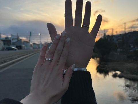 【銀座ダイヤモンドシライシの口コミ】 指輪のデザインはシンプルなものを2人とも選びました。
普段使いしやすく…