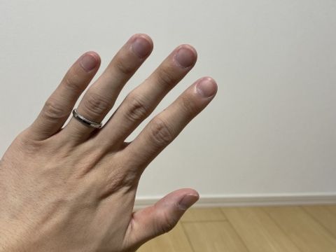 【ラザール ダイヤモンド(LAZARE DIAMOND)の口コミ】 デザインがとても特徴的です。色はシルバー系で、よくある色ですが、指輪…