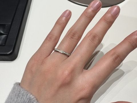 【ラザール ダイヤモンド(LAZARE DIAMOND)の口コミ】 デザインは、ラインメレがついています。元々はシンプルなものがいいかな…