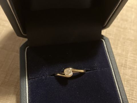 【銀座ダイヤモンドシライシの口コミ】 覆輪タイプの指輪を希望していました。
婚約指輪は通常使用しにくいデザイ…