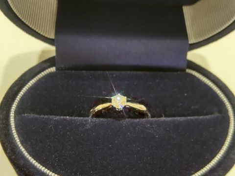 【Something Blue(サムシングブルー)の口コミ】 王道シンプルな婚約指輪を探していました。
カラー・カットが素晴らしく、…
