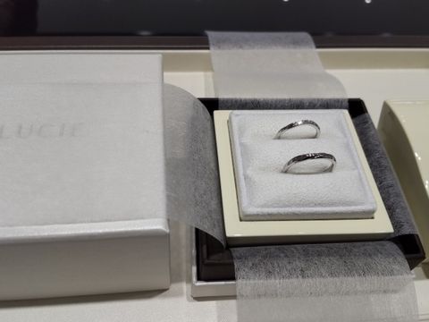 【LUCIE(ルシエ)の口コミ】 寄せては返すさざ波をゆるやかな斜めのラインで表現した結婚指輪。水辺が…