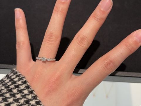 【ティファニー(Tiffany & Co.)の口コミ】 センターにかけて縛られているデザインが好きで，元々第一候補でした。デ…