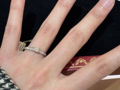 【カルティエ(Cartier)の口コミ】 サイドにメレダイヤがついているのが、可愛くて試着しました。とても可愛…