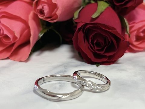 【アイプリモ(I-PRIMO)の口コミ】 女性用はダイヤ入りで華やかなデザインです。結婚指輪なので小さいダイヤ…