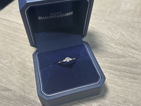 【銀座ダイヤモンドシライシの口コミ】 この指輪のおすすめポイントは、一つ目は、若干V字型になっているところで…